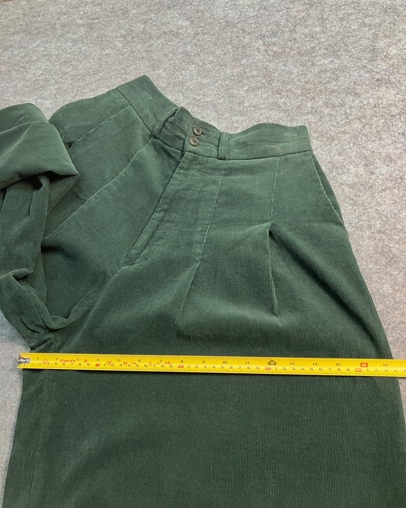 green corduroy balloon-pants